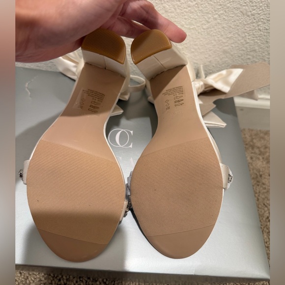 “New” Oleg Cassini Melania Cream Heels with Bow and Crystals size7 - Picture 6 of 6